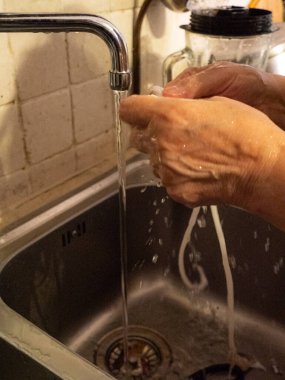 Numana, Marche, İtalya 'da çiğ deniz anası temizliği.