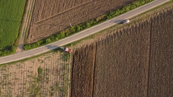 4Kビデオ田舎の土地を耕すトラクターのドローンと空中ビュー — ストック動画