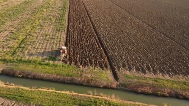 Video Luchtfoto Met Drone Van Trekker Ploegen Het Land Het — Stockvideo