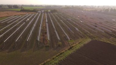 Açık hava güneş fotovoltaik pannels kırsal İtalya 'da hava drone görüntüleri