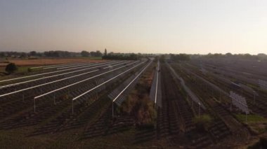 Açık hava güneş fotovoltaik pannels kırsal İtalya 'da hava drone görüntüleri