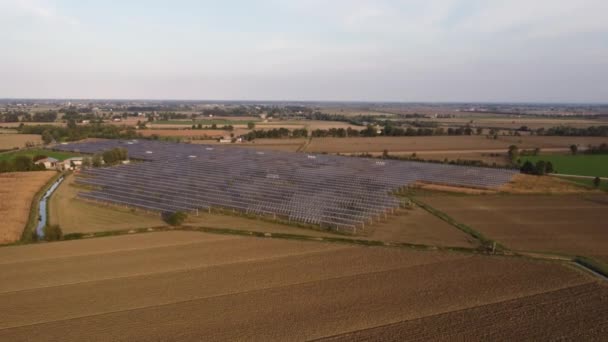 田舎の屋外太陽光発電パネルの空中ドローン映像イタリア — ストック動画