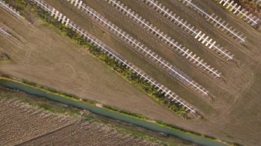 Açık hava güneş fotovoltaik pannels kırsal İtalya 'da hava drone görüntüleri