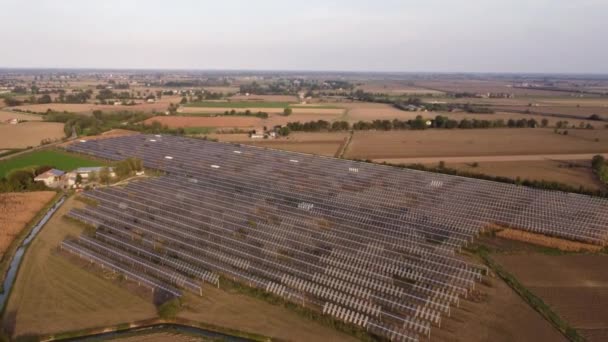Filmato Aereo Drone Pannelli Fotovoltaici Solari Esterni Italia Rurale — Video Stock