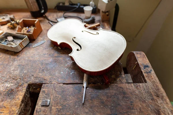 이탈리아의 작업장에서 일하는 바이올린 제작자 — 스톡 사진