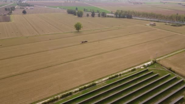农业农场太阳能电池板的太阳能照明创造了清洁的电力 — 图库视频影像