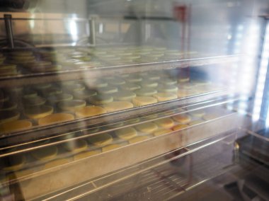 Bir laboratuarın mutfağında fırıncı yemek pişiriyor.