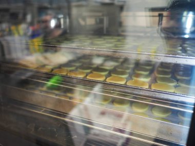 Bir laboratuarın mutfağında fırıncı yemek pişiriyor.