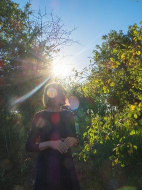 Yaz boyunca çiftlikte erik ve şeftali toplayan zarif bir bayan.