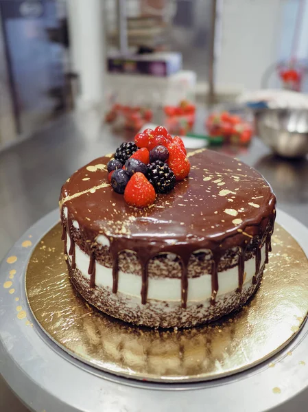 Mano Del Chef Toppig Pastel Choco Con Oro Bayas Laboratorio — Foto de Stock