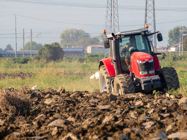 Agriculteur Avec Tracteur Labourant Les Terres Campagne — Photo