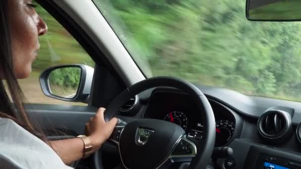 Een Vrouw Die Auto Rijdt Met Regenachtig Weer Zicht Van — Stockvideo