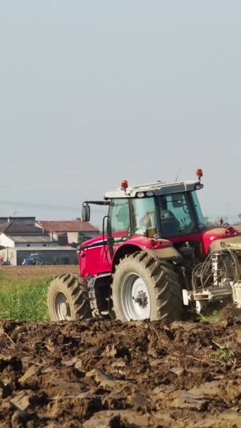 Video Van Rode Trekker Ploegen Het Land Het Platteland — Stockvideo