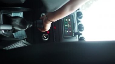 Yağmurlu havada araba süren bir kadın. İçeriden bak. Gösterge paneli. Boşluğu kopyala