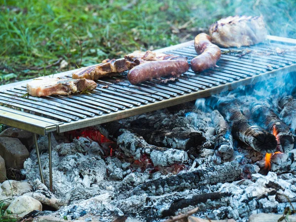 Cottura Carne Maiale Alla Griglia All Aperto Con Carbone — Foto Stock