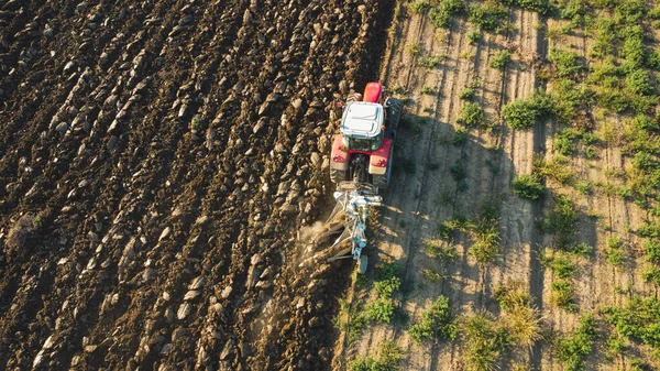 Vista Aérea Con Dron Tractor Arando Tierra Campo —  Fotos de Stock