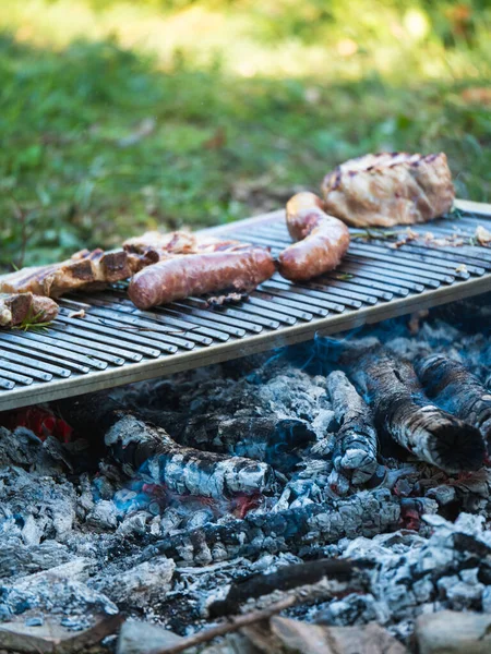 Cottura Carne Maiale Alla Griglia All Aperto Con Carbone — Foto Stock