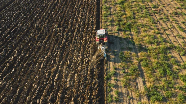 Vista Aérea Com Drone Trator Arar Terra Campo — Fotografia de Stock