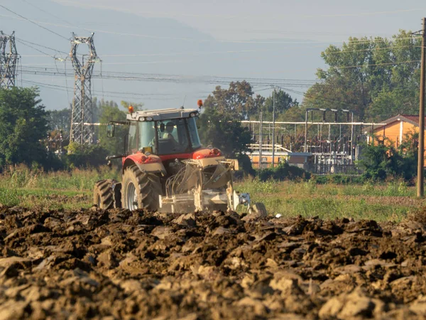 Agriculteur Avec Tracteur Labourant Les Terres Campagne — Photo