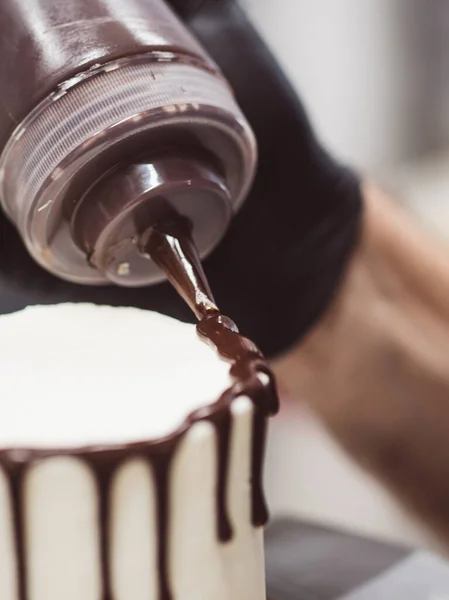Unrecognizable Worker Preparing Sweet Dripping Choco Cake Berries — Stock Photo, Image