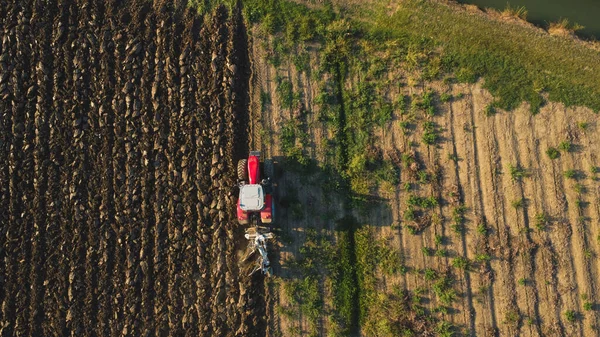 Vista Aérea Com Drone Trator Arar Terra Campo — Fotografia de Stock