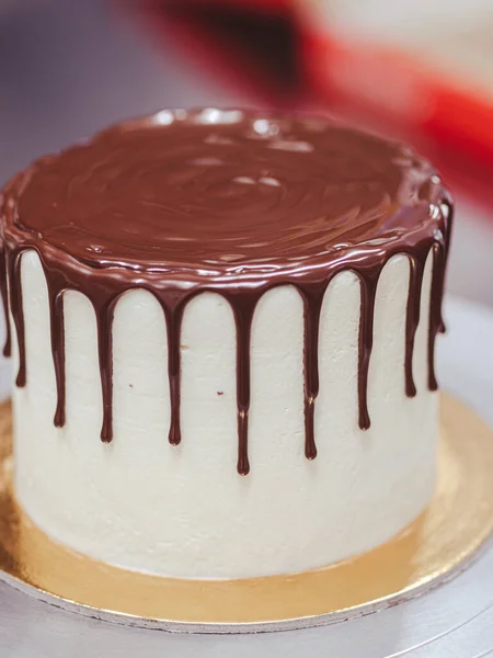 Operaio Irriconoscibile Preparare Una Torta Cioccolato Gocciolante Dolce Bacche — Foto Stock