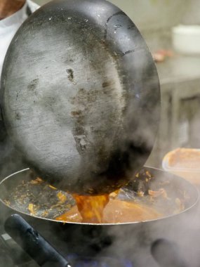 Tagliatelle pasta- İtalyan yemeği için sonbahar mantar sosu hazırlıyorum.