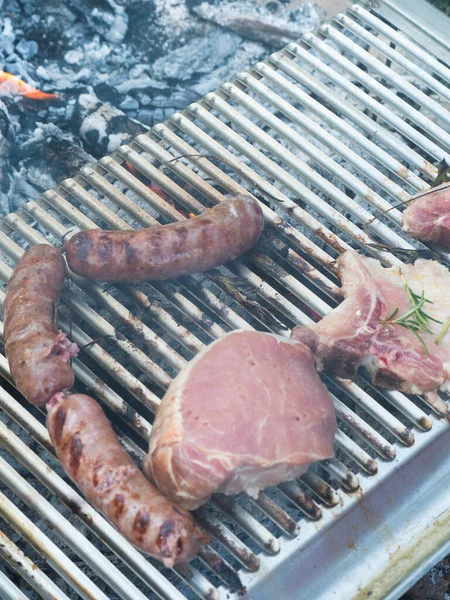 Cottura Carne Maiale Alla Griglia All Aperto Con Carbone — Foto Stock