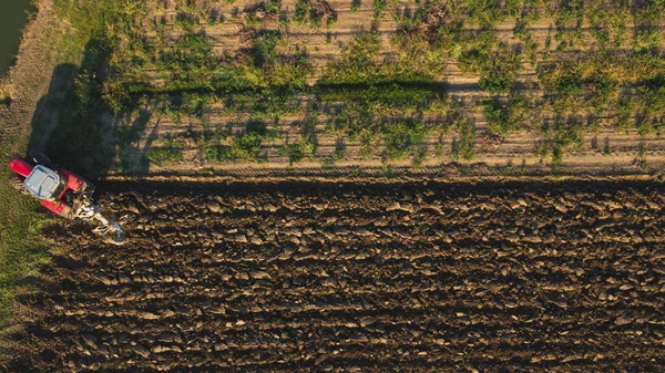 Vista Aérea Com Drone Trator Arar Terra Campo — Fotografia de Stock