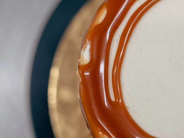 Professionele Bakker Versieren Van Een Chocolade Room Taart Met Zoute — Stockfoto