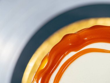 Profesyonel fırıncı çikolatalı ve kremalı pastayı tuzlu karamel ile süslüyor.