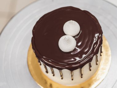 Tanınmayan bir işçi çikolatalı pasta ve dut hazırlıyor.