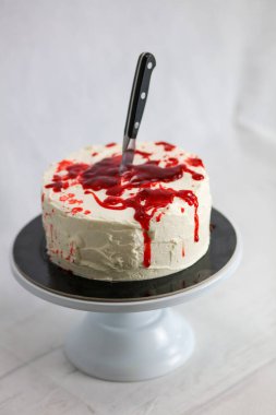 Kek standında bıçaklı kanlı canavar pastası.