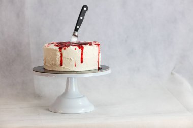 Kek standında bıçaklı kanlı canavar pastası.