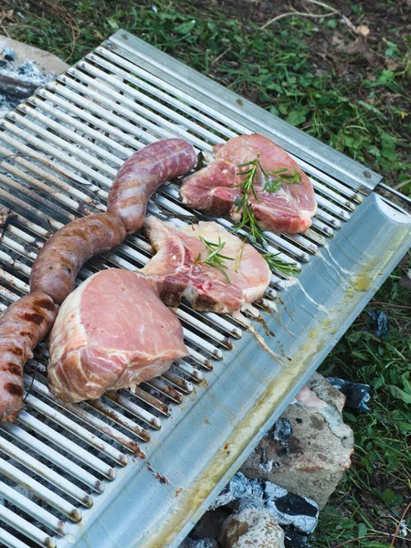 Cocinar Carne Cerdo Parrilla Aire Libre Con Carbón — Foto de Stock