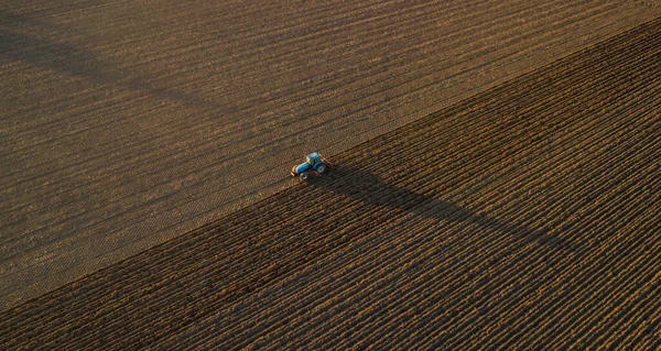 Agricultor Com Trator Nivelando Terras Campo — Fotografia de Stock