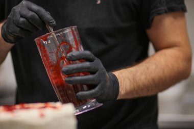 Kek standında bıçaklı kanlı canavar pastası.