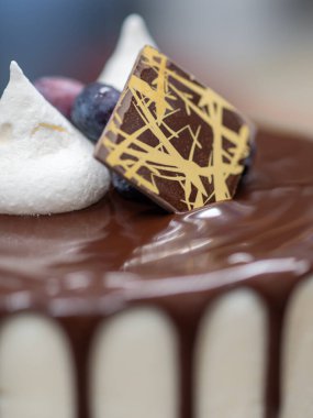 Tanınmayan bir işçi çikolatalı pasta ve dut hazırlıyor.