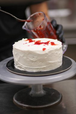 Kek standında bıçaklı kanlı canavar pastası.