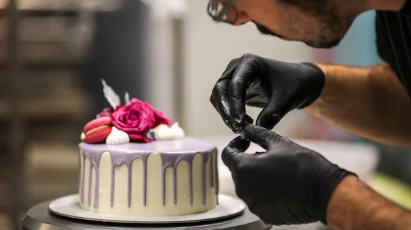 Chef Usign Macaron Flowers Text Sign Celebration Cake — Stock Photo, Image