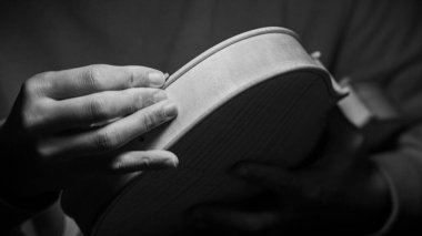 Kadın kemancı işyerinde kemancı