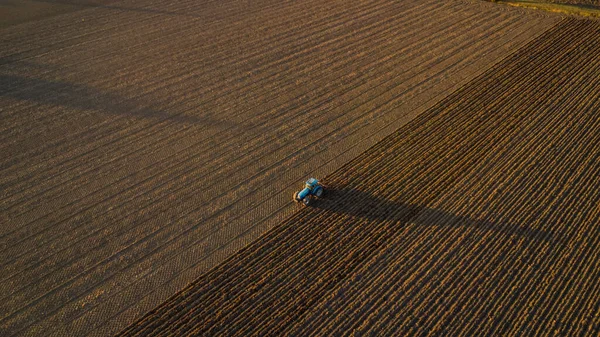 Agricultor Com Trator Nivelando Terras Campo — Fotografia de Stock