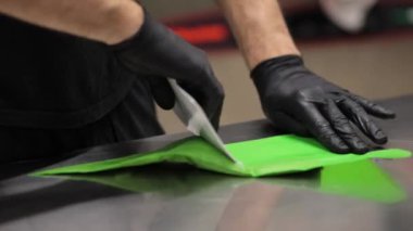 Şef, profesyonel mutfak laboratuarında leylak kremalı pasta yapıyor.