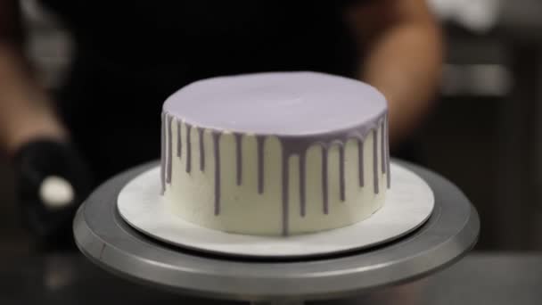 Chef Usign Macaron Fleurs Texte Signe Pour Gâteau Célébration — Video