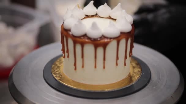거품이 버터크림 케이크의 윗부분을 장식하고 요리사 — 비디오