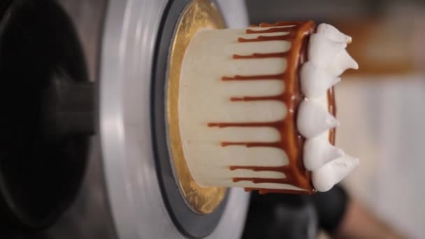 Chef Decorando Parte Superior Pastel Crema Mantequilla Esmerilada — Vídeos de Stock