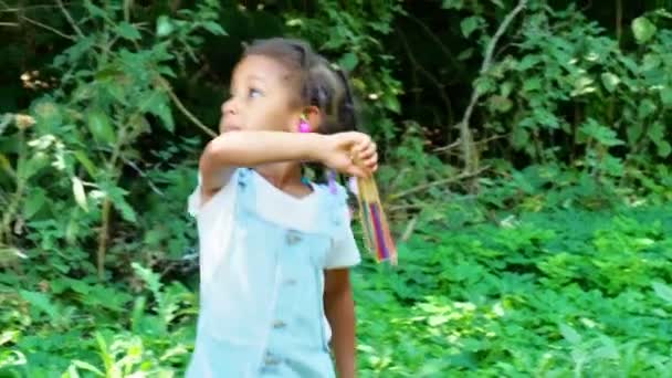 Αφρικανικό Κοριτσάκι Που Φροντίζει Φυτά Καλοκαίρι — Αρχείο Βίντεο