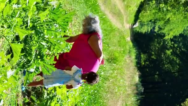 Joyeux Petit Enfant Afro Américain Jouant Avec Une Grand Mère — Video