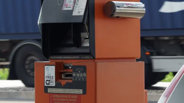 Osoba Płaci Stacji Benzynowej Samoobsługowej Bankomat Kiosk — Wideo stockowe
