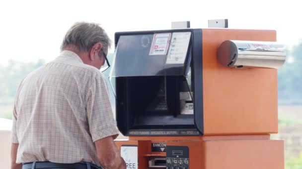 Человек Платит Автозаправочной Станции Самообслуживания Банкомат Киоск — стоковое видео